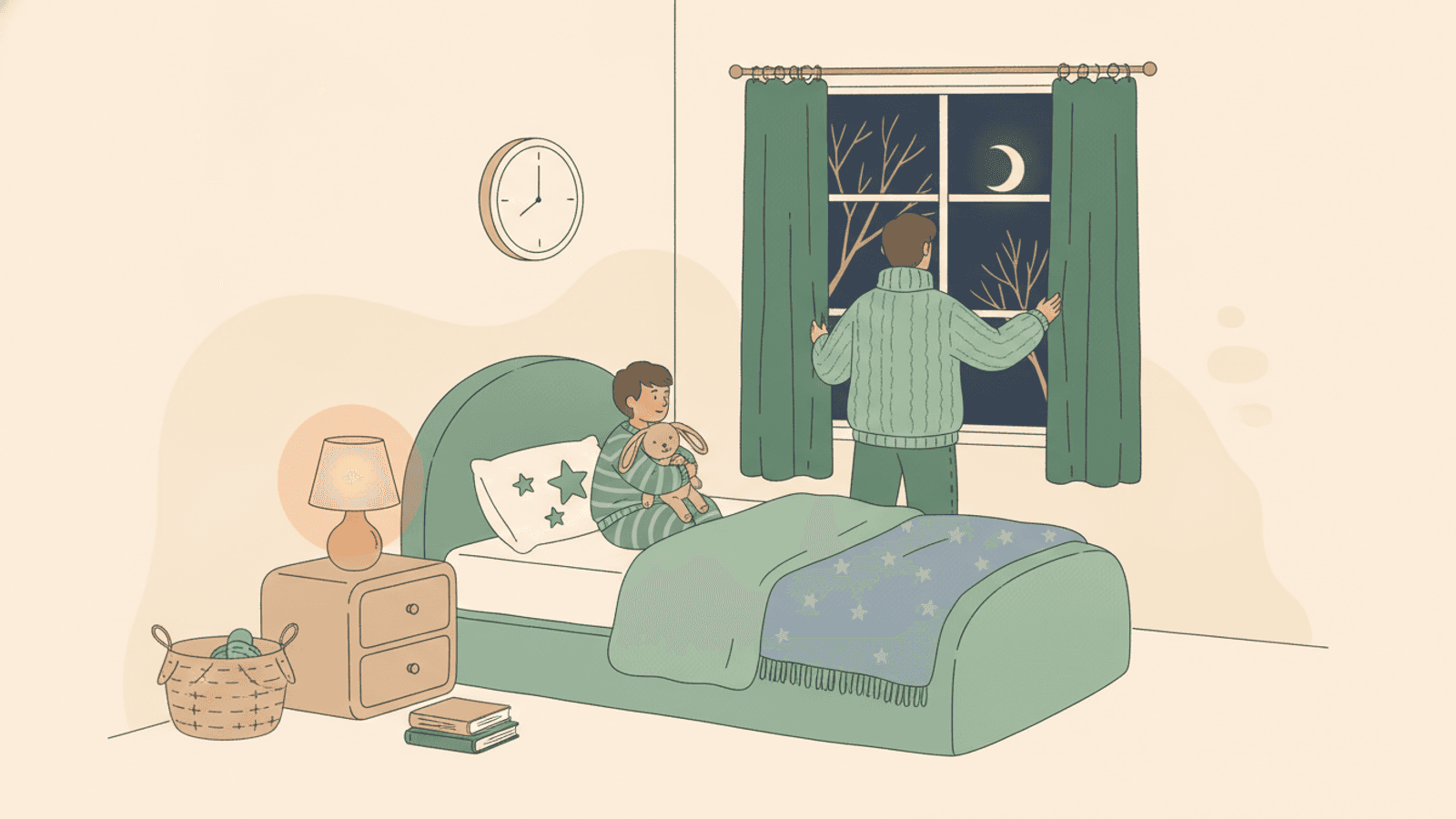 Ein Kind im Schlafanzug sitzt mit Kuscheltier auf dem Bett, während ein Elternteil an einem dunklen Herbstabend den Vorhang zuzieht.