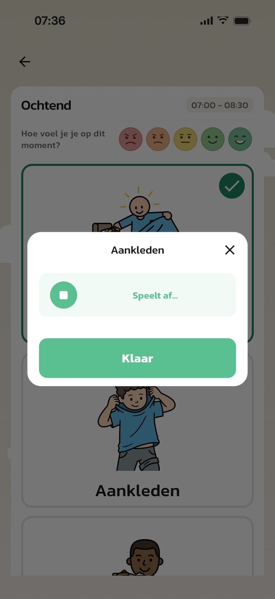 Een spraakbericht speelt af als het kind de stap Aankleden opent in Routined