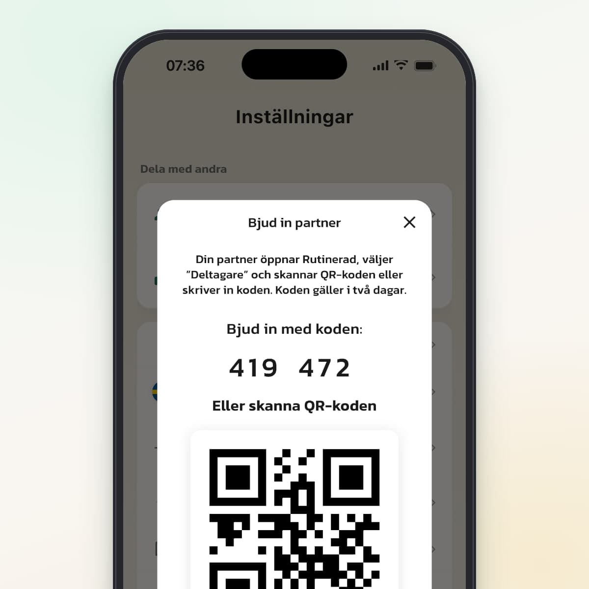 Inbjudan till partner i Rutinerad med en sexsiffrig kod och en QR-kod
