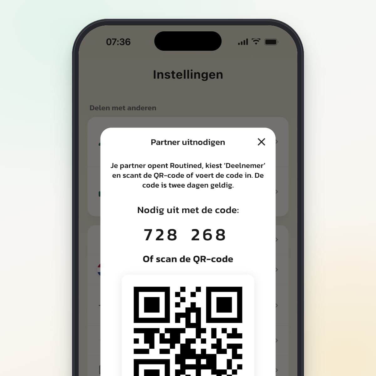 Uitnodiging voor een partner in Routined met een zescijferige code en een QR-code