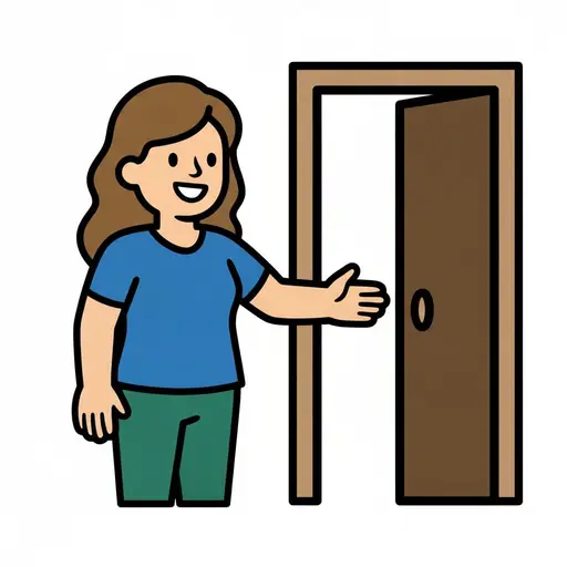 Een lachende vrouw staat bij een open deur en gebaart met haar hand om binnen te komen.