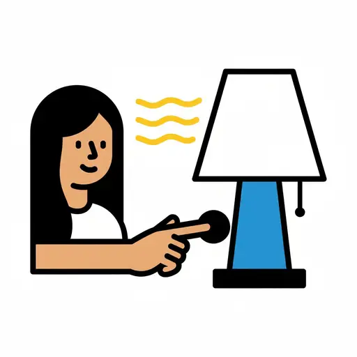 Een persoon met lang donker haar doet een blauwe lamp met een witte kap aan door op een zwarte knop te drukken. Gele golven geven aan dat het licht aangaat.